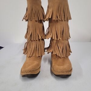 Super Cute Like New Minnetonka Fringed Suade Leather Boots Size 6.